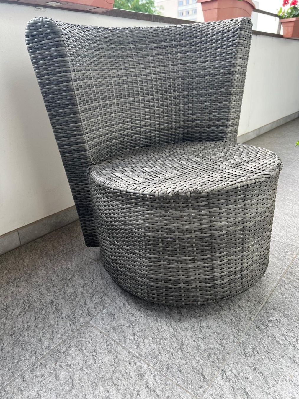 Fauteuils: 2x fauteuils de jardin pivotants + table d'appoint – D'occasion à St-George par alaixee 2