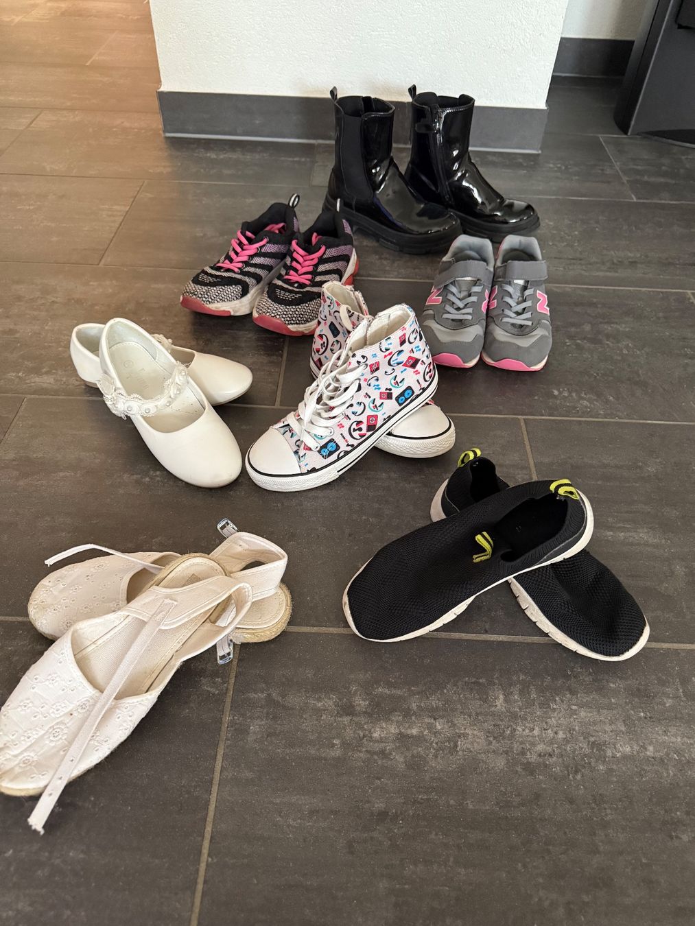 Schuhe für Mädchen: 7 paires de chaussures - Taille 34 – Gebraucht aus Yverdon-les-Bains von carlapinto