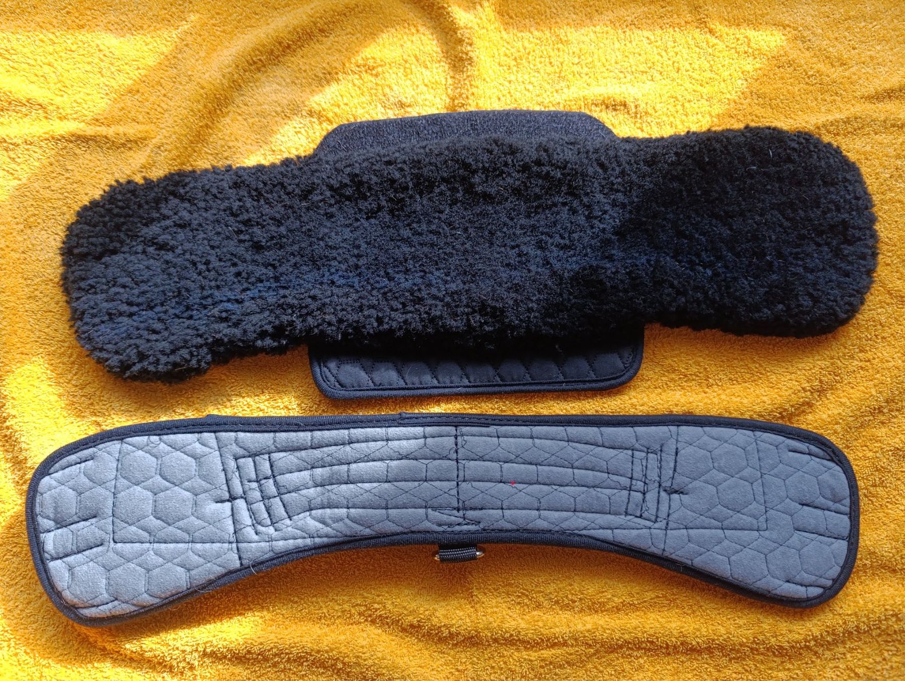 Sattel & Sattelzubehör: Mattes Kurzgurt 45 cm mit Lammfell schwarz – Gebraucht aus Thundorf von Blitz_Donner