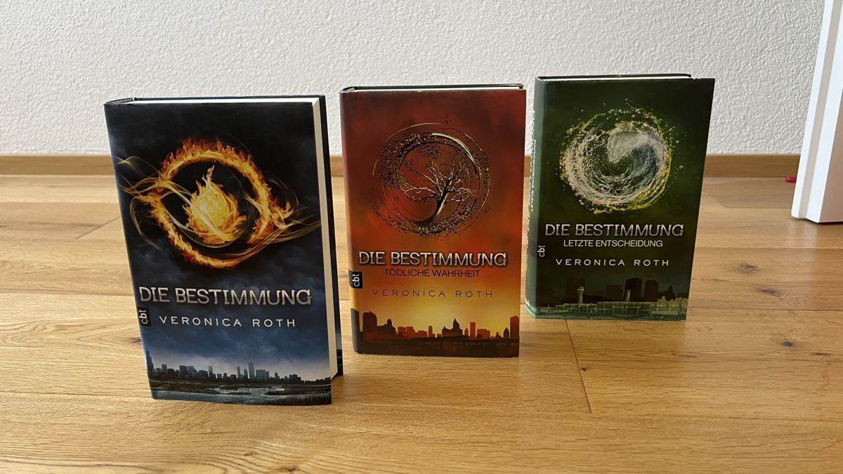 Libri: Die Bestimmung Trilogie von Veronica Roth – Nuovo (secondo la descrizione) da Hägendorf venduto da Sel.in.a