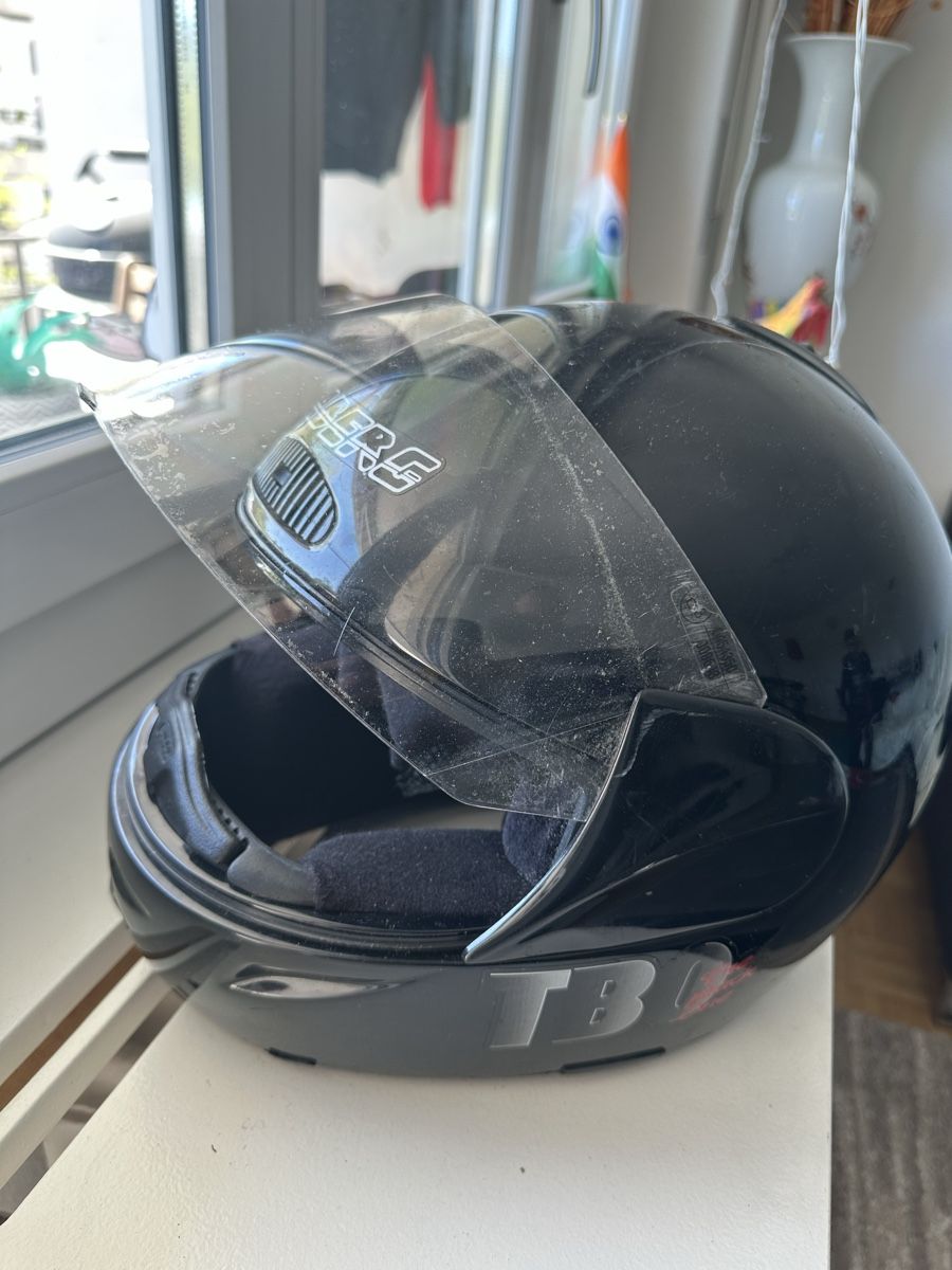 Caschi & visiere: CaberesTBO Black Motorcycle Helmet - Size Medium 57-58cm – Usato da Bern venduto da kingmanish 1