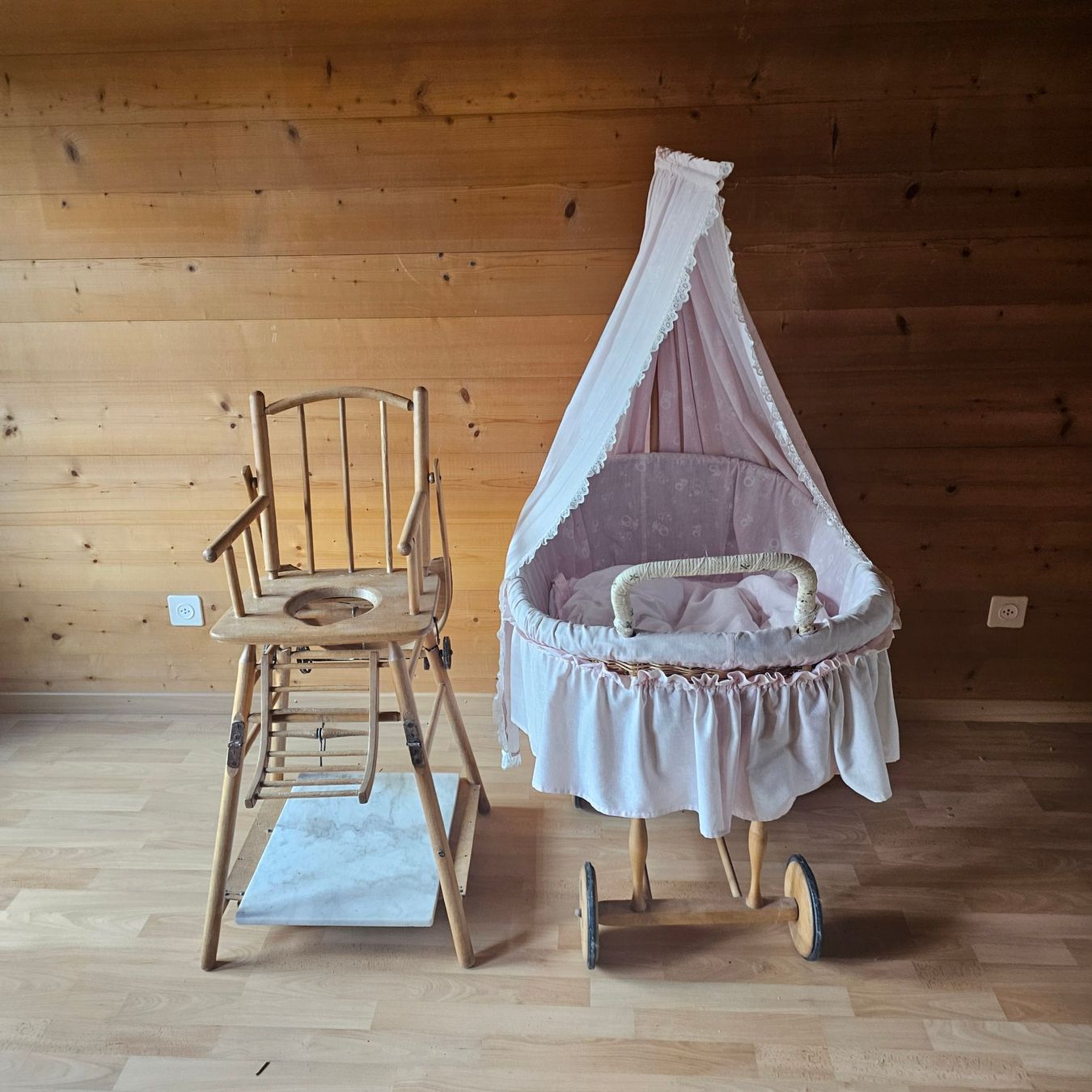 Puppenwagen: Alter Puppenwagen, Kindersessel – Gebraucht aus Zweisimmen von St.Louis
