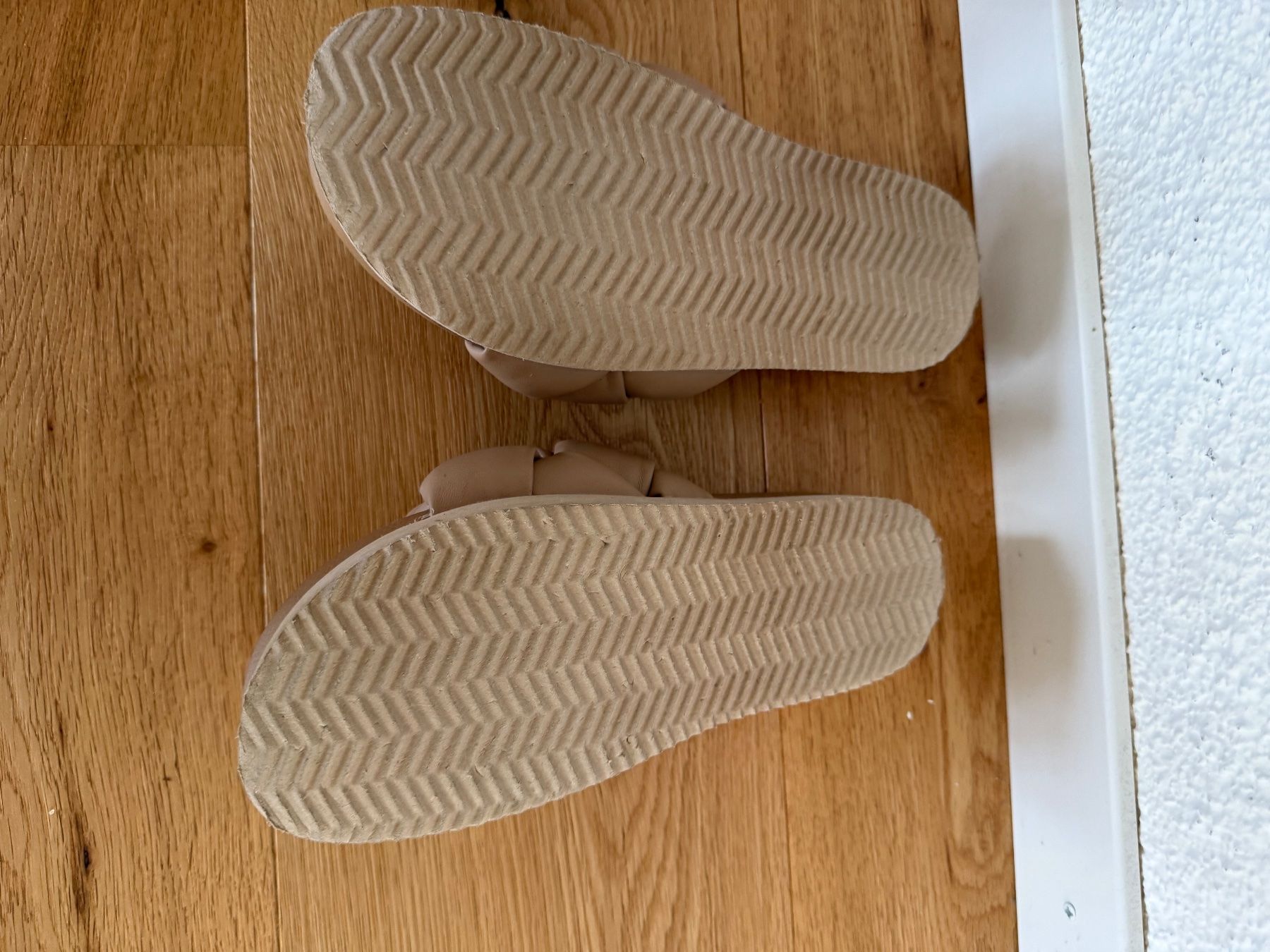H&M Scarpe da donna: H&M Pantoletten beige Grösse 35 – Usato da Wolfhausen venduto da ladrona 1