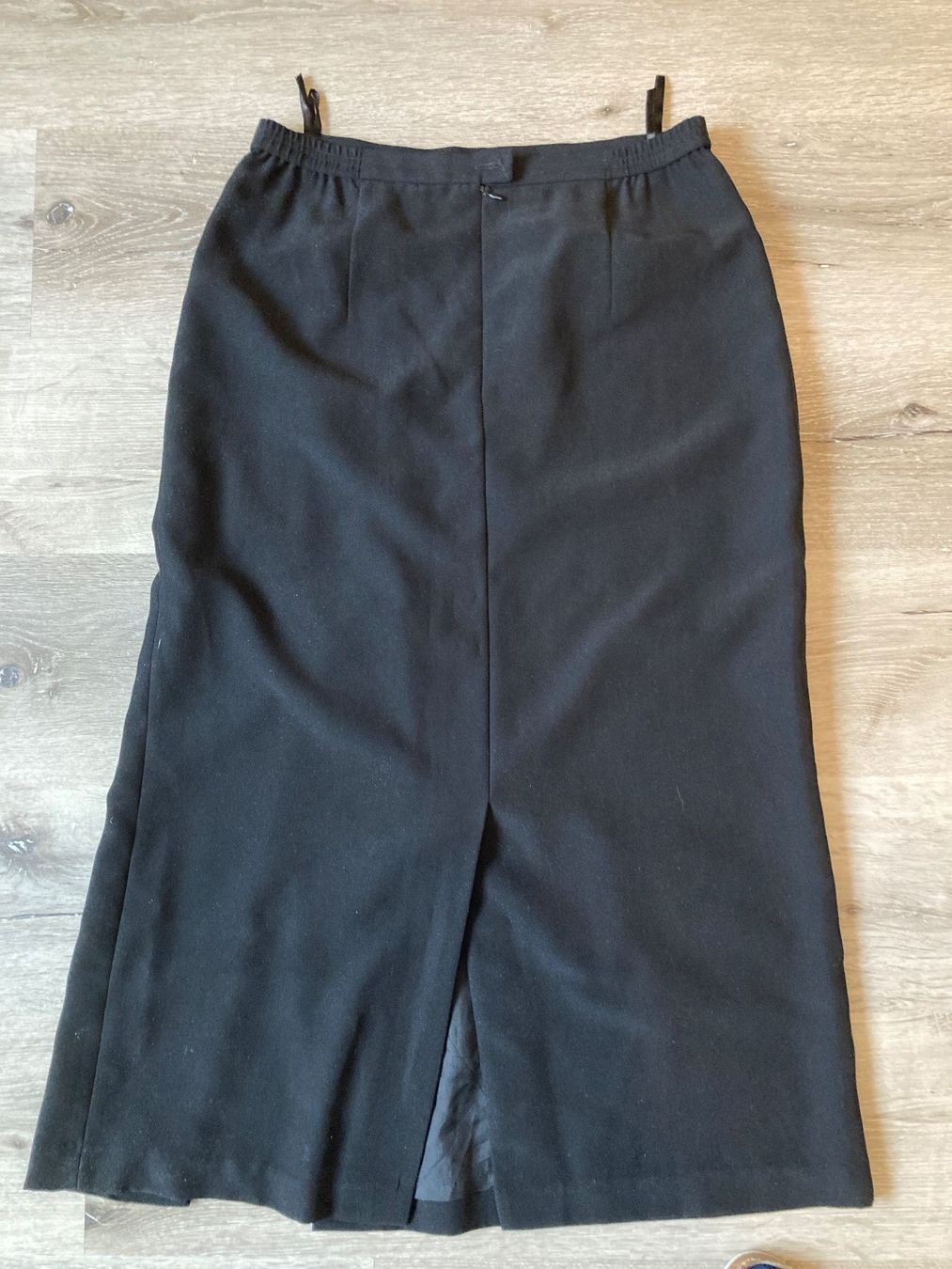 Gonne: Schwarzer eleganter Rock/Jupe mit Schlitz Gr. 40 – Usato da Gelterkinden venduto da froggy80 2