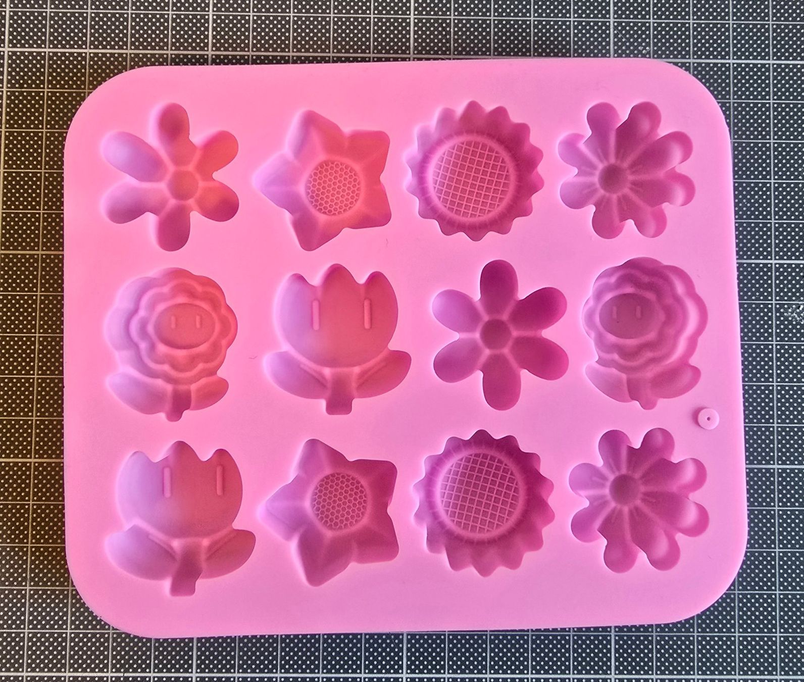 Teglie da forno: Seifen Silikonform Mold / Blumen / Flowers – Nuovo e nell'imballaggio originale da Zürich venduto da amysmith 1