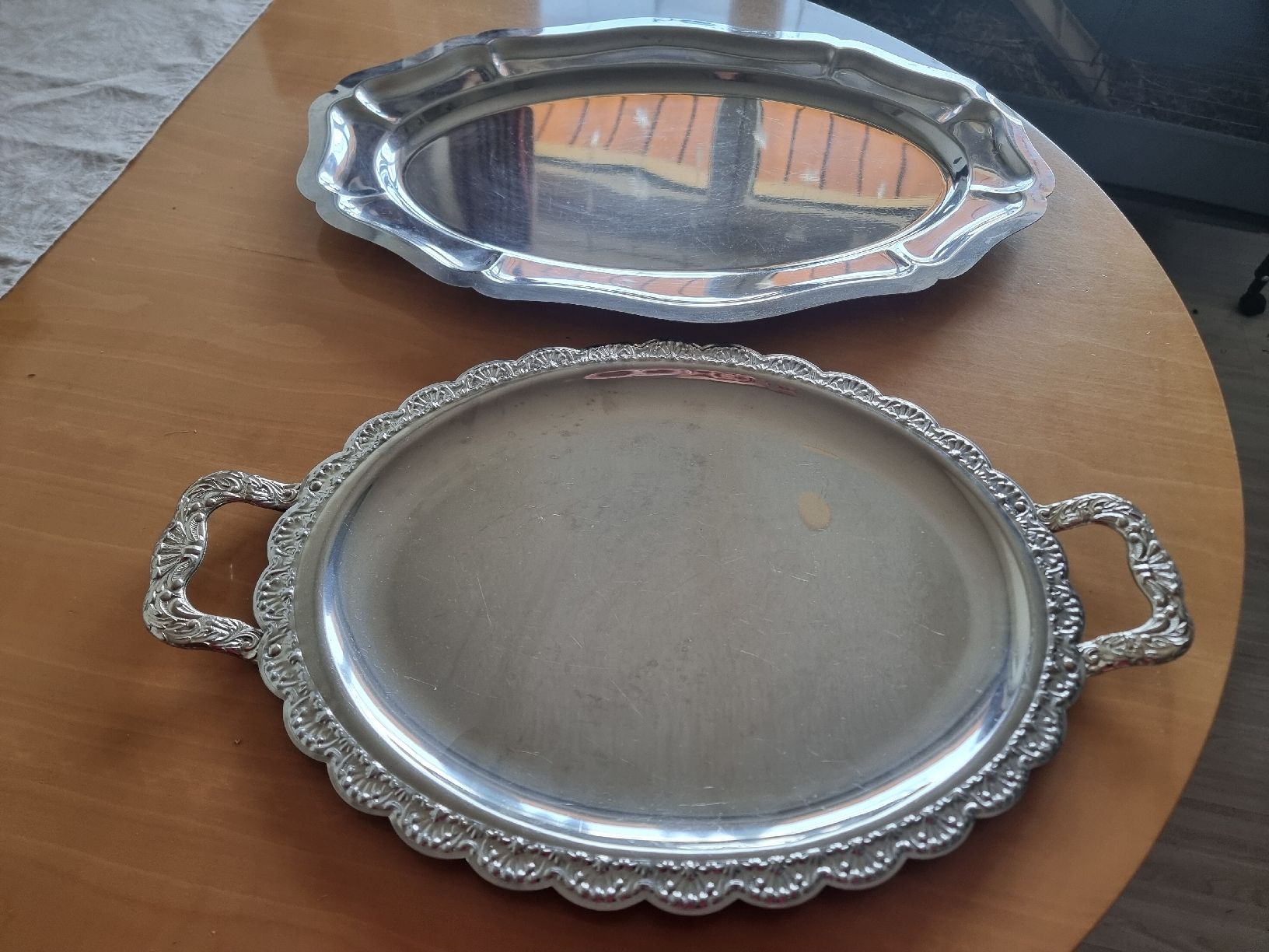 Piatti di portata: Serviertabletts, Silbertabletts, Edelstahltabett, 2 Stück – Usato da Uetendorf venduto da .Eidgenosse.