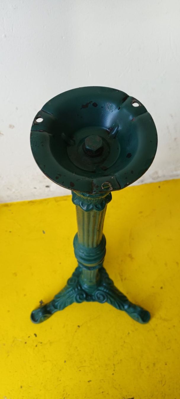 Altri mobili d'antiquariato: Robuster Gussfuss für Bistrotisch – Usato da Arisdorf venduto da friendly01 1