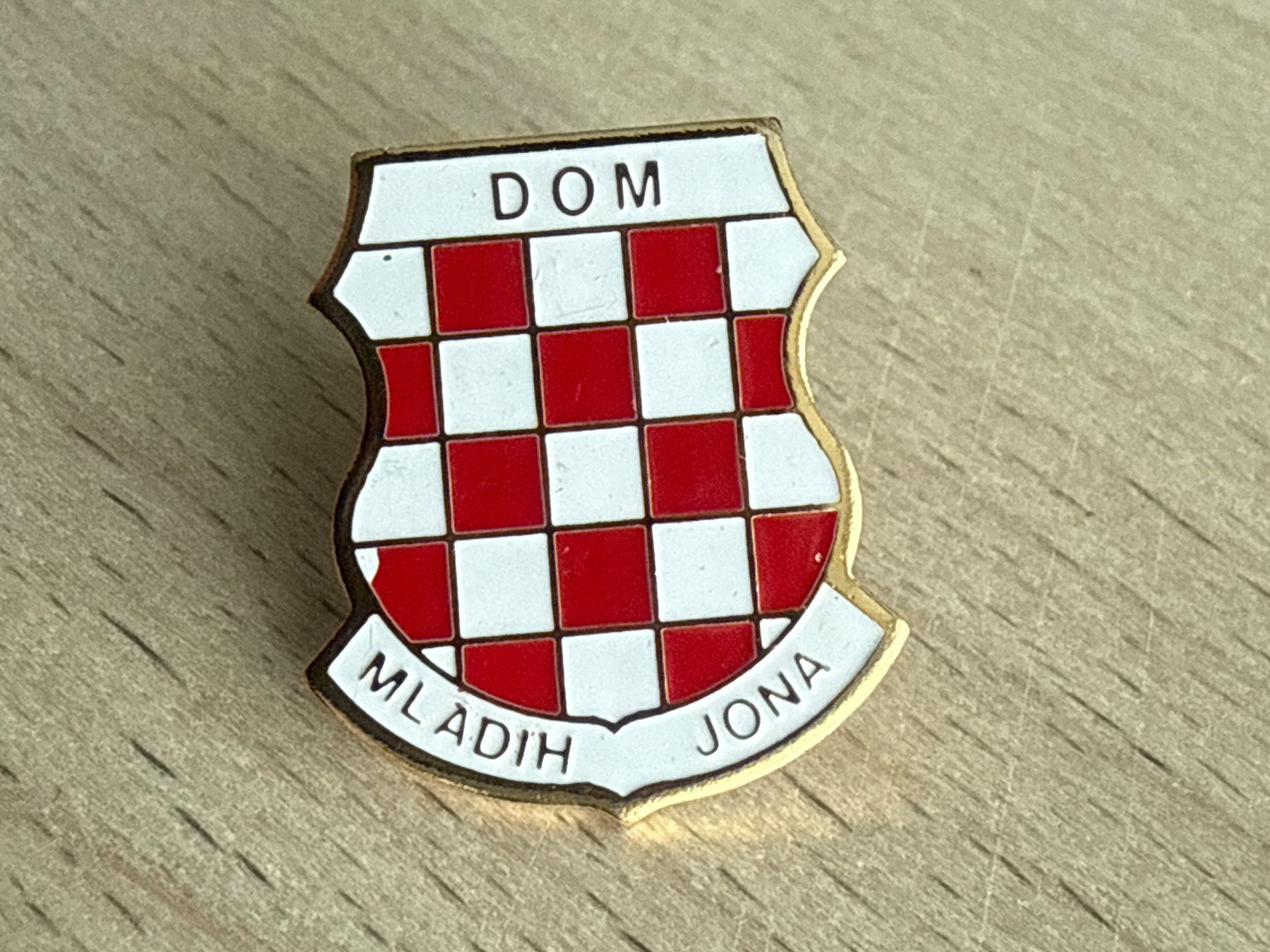 Plaquettes & Badges: Pin Dom ML ADIH JONA – D'occasion à Glattbrugg par Schweigmatt