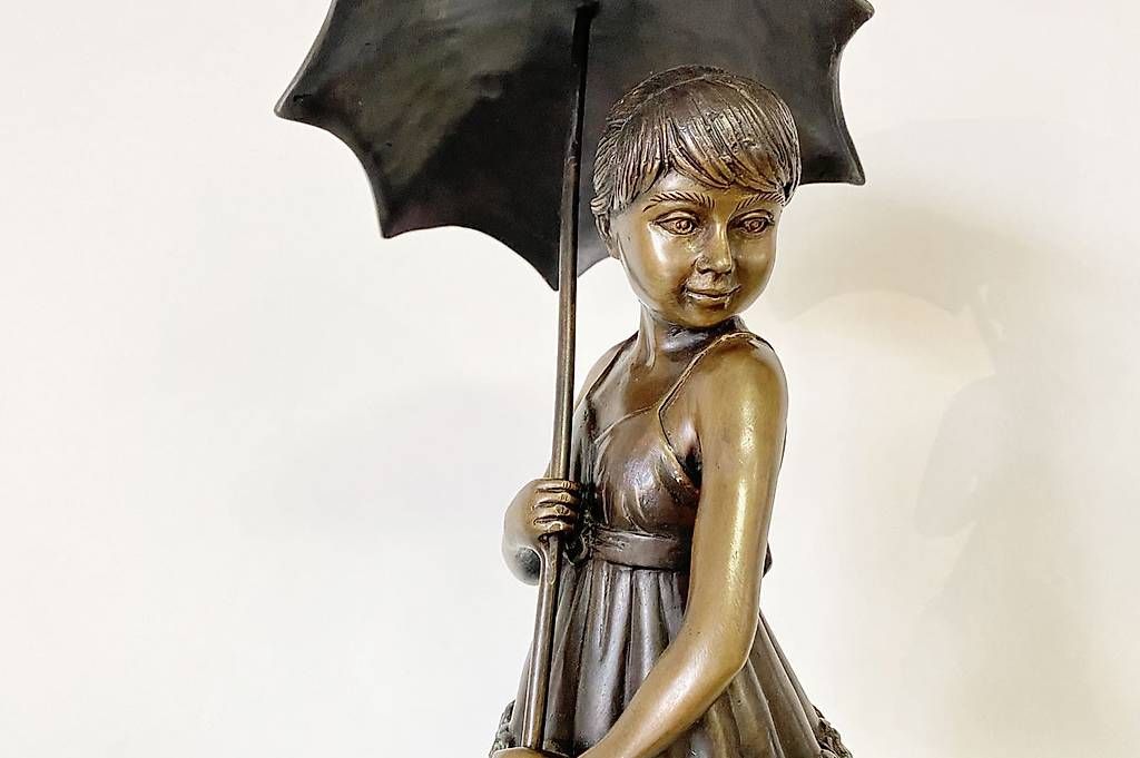 Sculture & Statue: Bronzefigur, Mädchen mit Schirm – Nuovo (secondo la descrizione) da Ballwil venduto da ClassicGallery 4