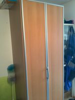 Einzelner Kleiderschrank