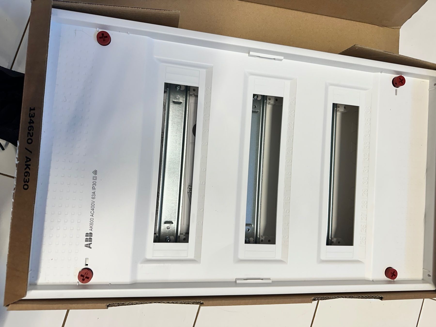 Hager Alimentazione elettrica: ABB AP Verteiler 3 Reihen – Nuovo (secondo la descrizione) da niederhasli venduto da rami016 1