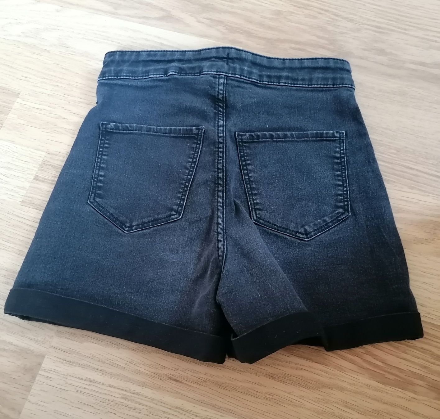 Pantaloni: Short, bas, pantalons, short en jean – Usato da Montcherand venduto da petiteoune75 1