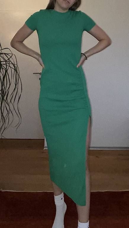 Robes: Grünes langes Kleid mit Schlitz – D'occasion à Murten par leonie_tutti 1
