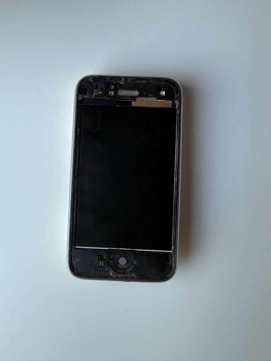 Apple Portables: Apple iPhone 3GS 32GB Blanc très cassé  – Défectueux à Geneve par anavicente 1
