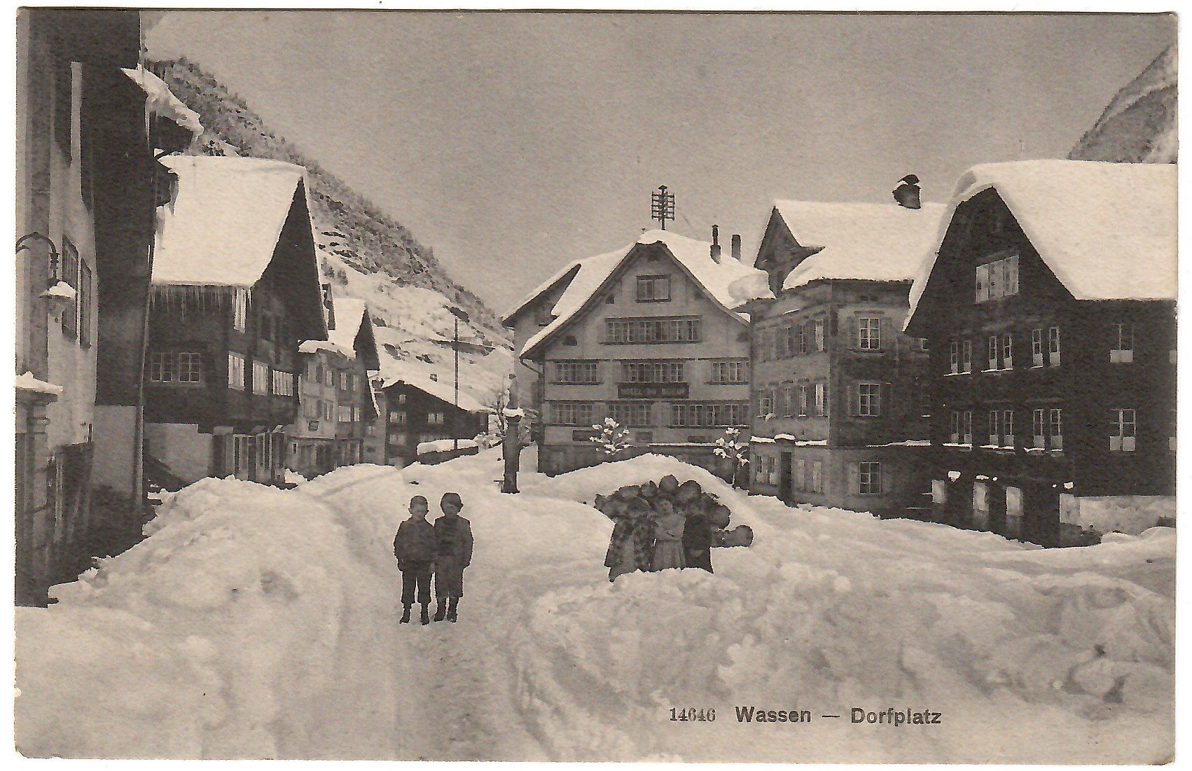 Ansichtskarten: Ansichtskarte Wassen,   Dorfplatz im Winter – Gebraucht aus Kerns von etma3