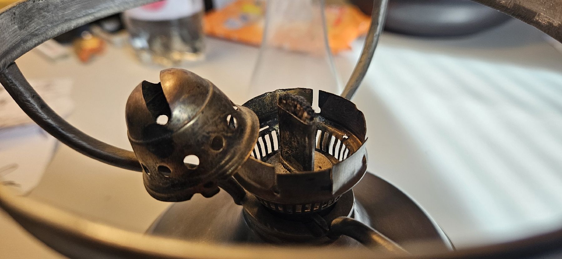 Lampade: Alte Petroleumlampe mit Zinnfuss – Usato da Belp venduto da Ginus85 5