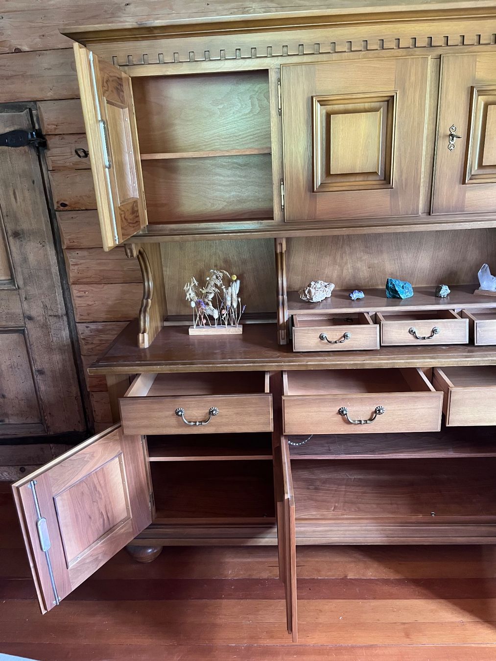 Credenze: Buffet Nussbaumholz massiv Landhausstil – Usato da Klosters venduto da lzo_btq5 1