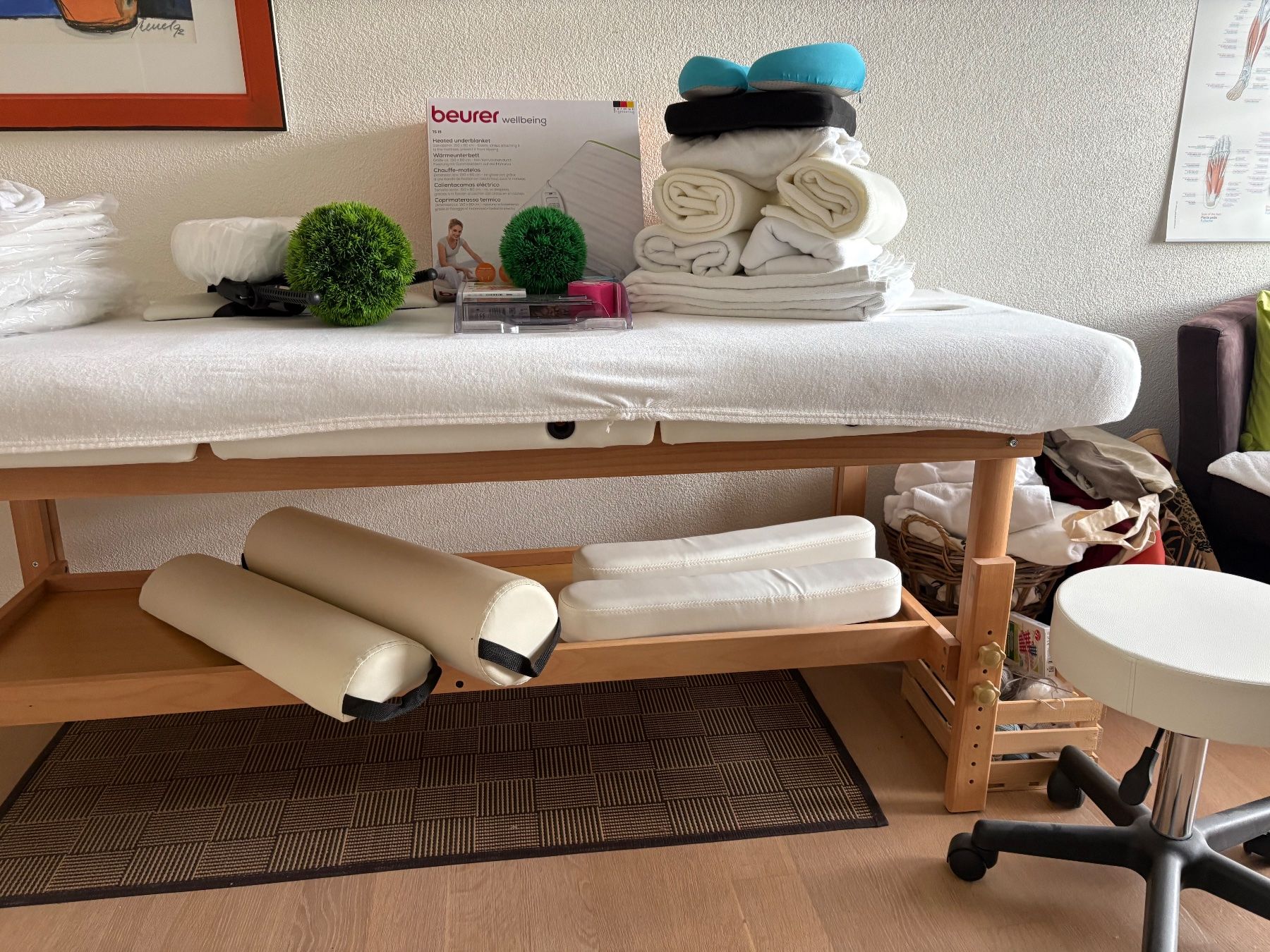 Lettini & sedie per cosmetici: Stabile Massageliege mit div. Zubehör – Usato da diessenhofen venduto da Liliana1 3