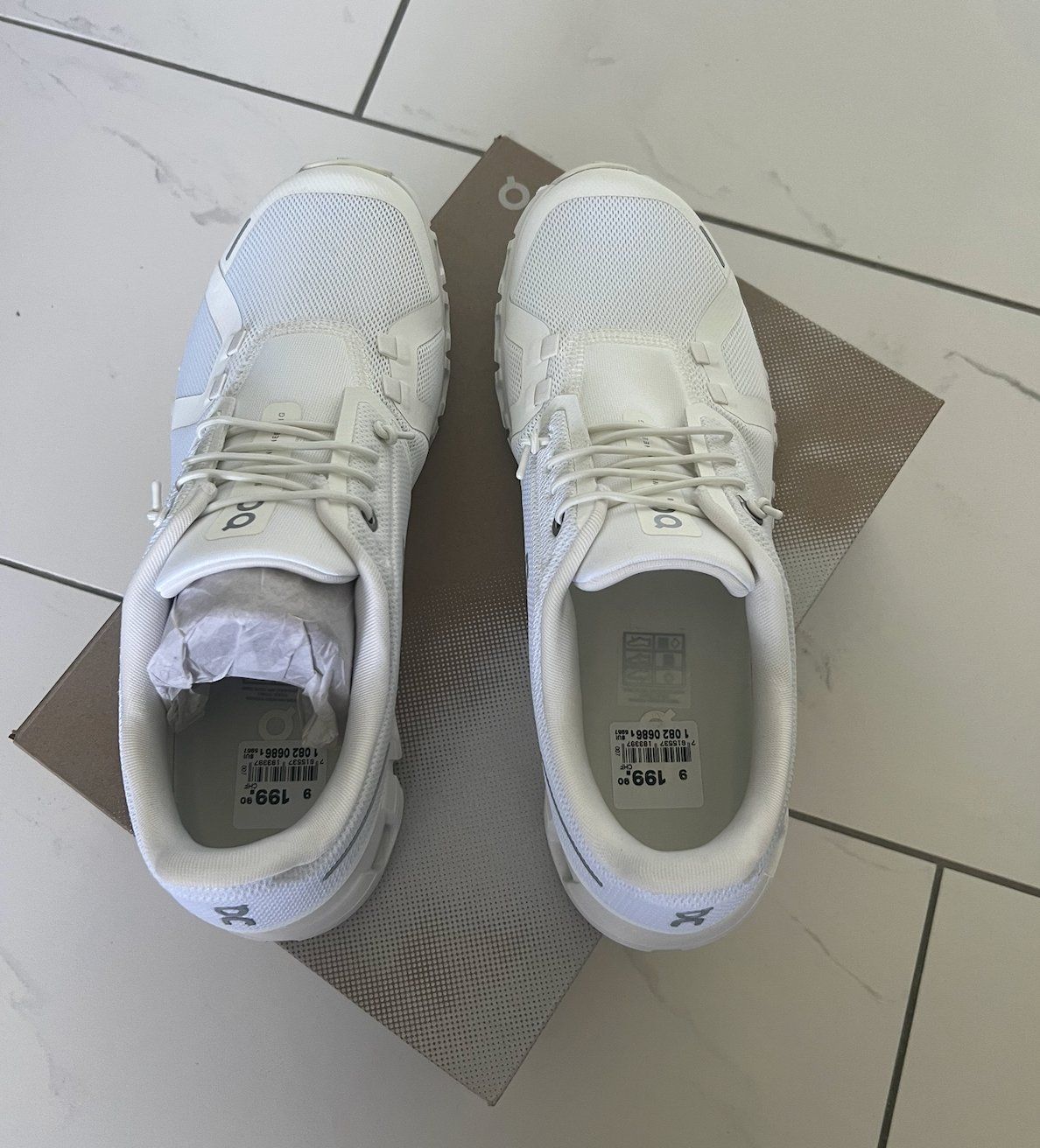 On Chaussures hommes: On Cloud 6 - Weiss 42.5 Herren Sneaker – Neuf avec emballage d'origine à Rüfenacht BE par RnR98 2