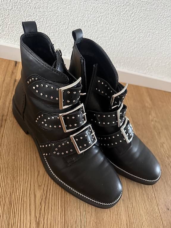 Scarpe da donna: SCHWARZE STIEFELETTEN MIT NIETEN – Usato da Schötz venduto da kon_57fh