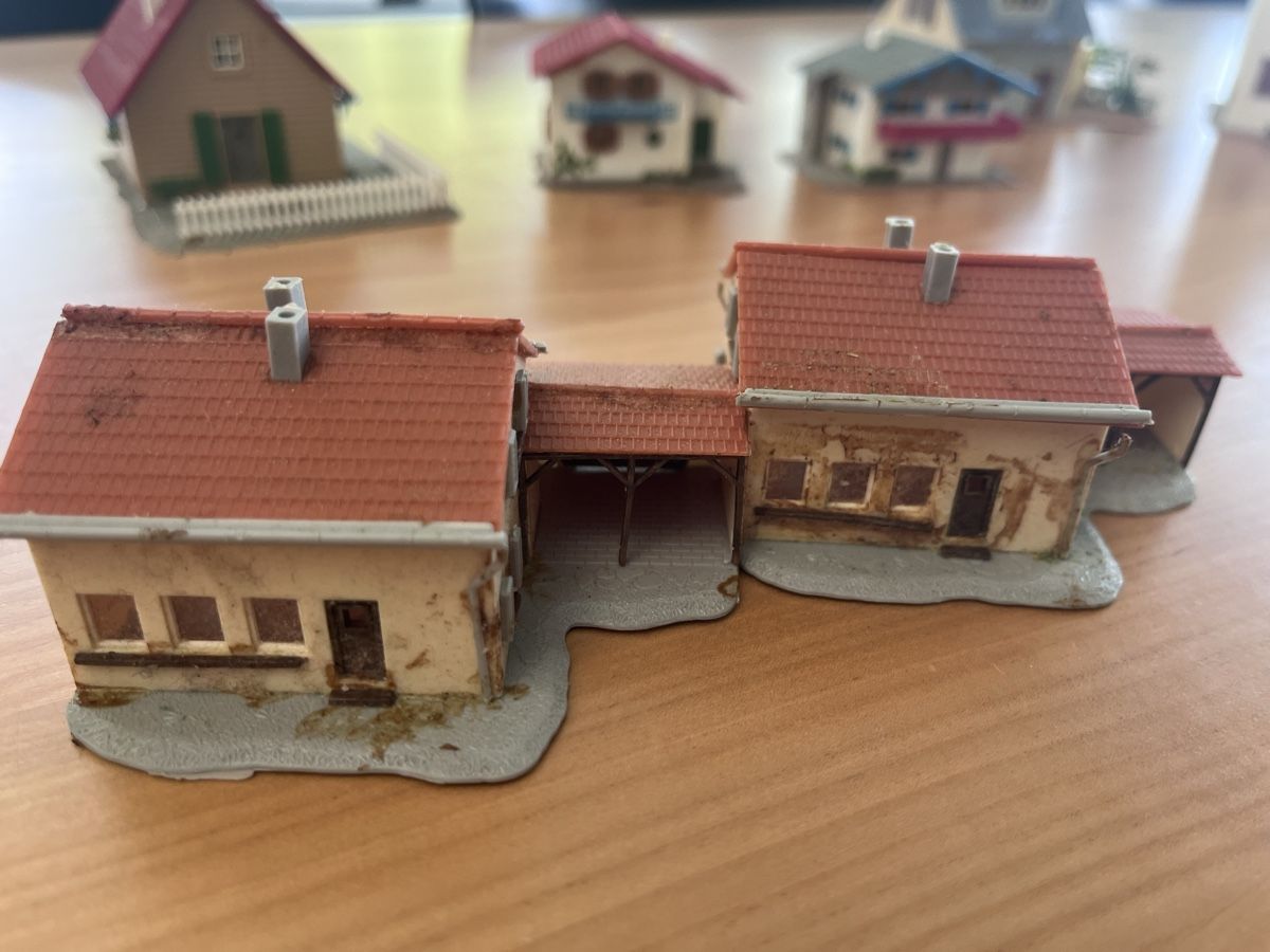 Faller Modelleisenbahnen: Div. Fallerhäuschen; Bahnhof (91), Kirche, etc.  – Gebraucht aus Russikon von Roeve55 2