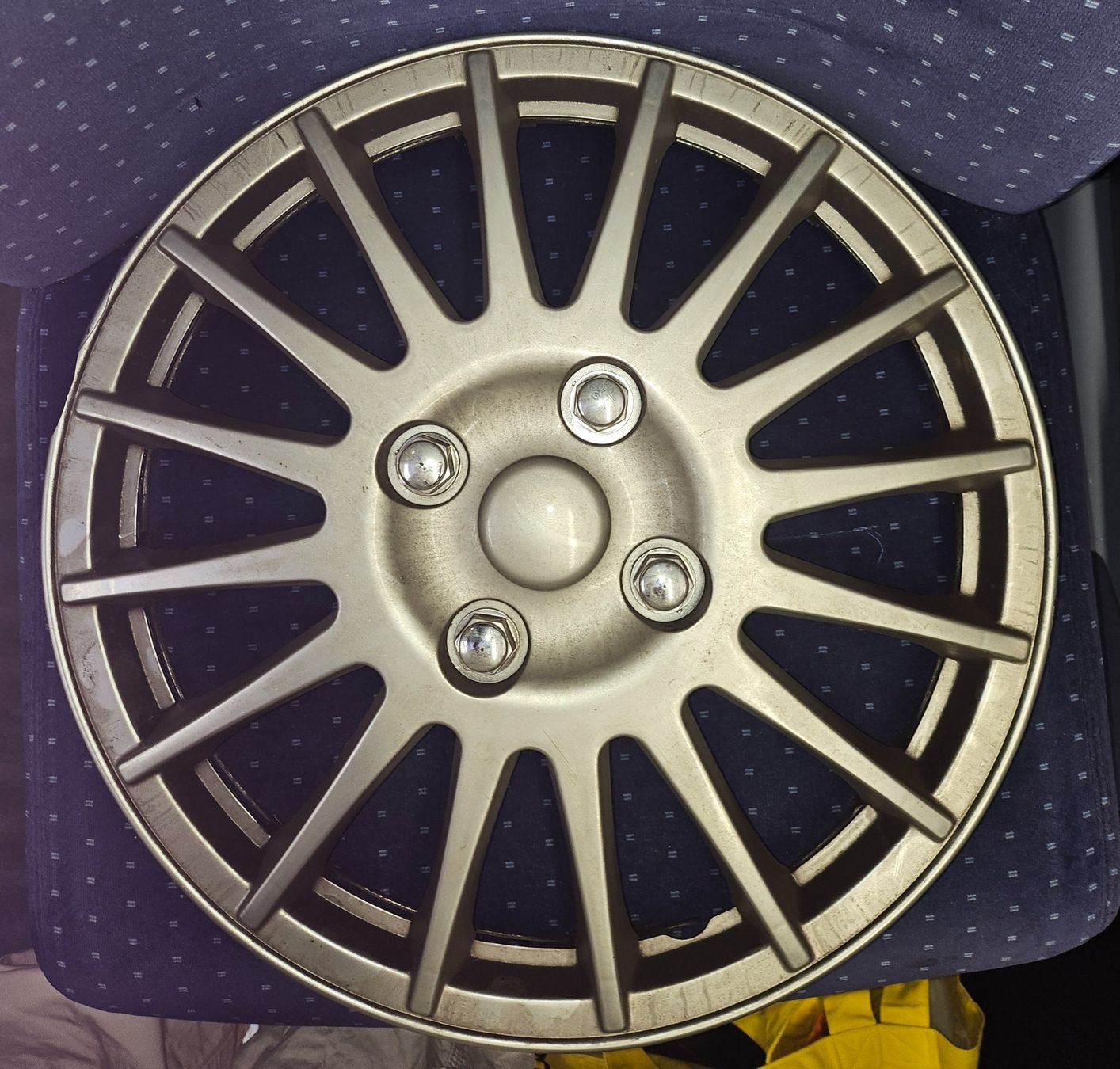 Pneumatici & Ruote complete: Diverse Radabdeckungen 14 Zoll – Usato da Thun venduto da Shame 1