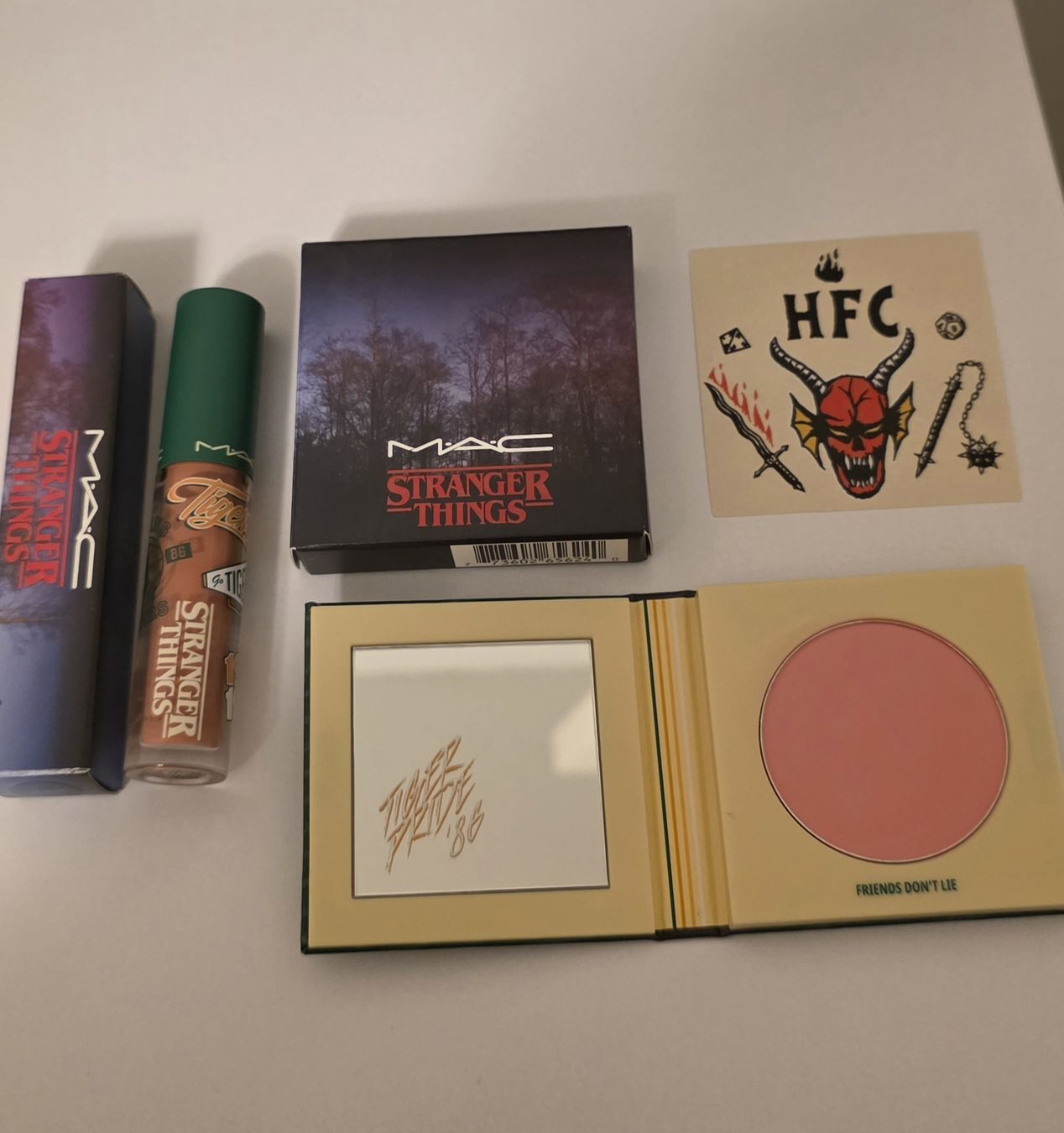 Mac Cosmetics Make-up: MAC Stranger Things -Powder Blush, -Lippgloss, -Eye Palette – Nuovo (secondo la descrizione) da Dietikon venduto da Mil_yw5j 1
