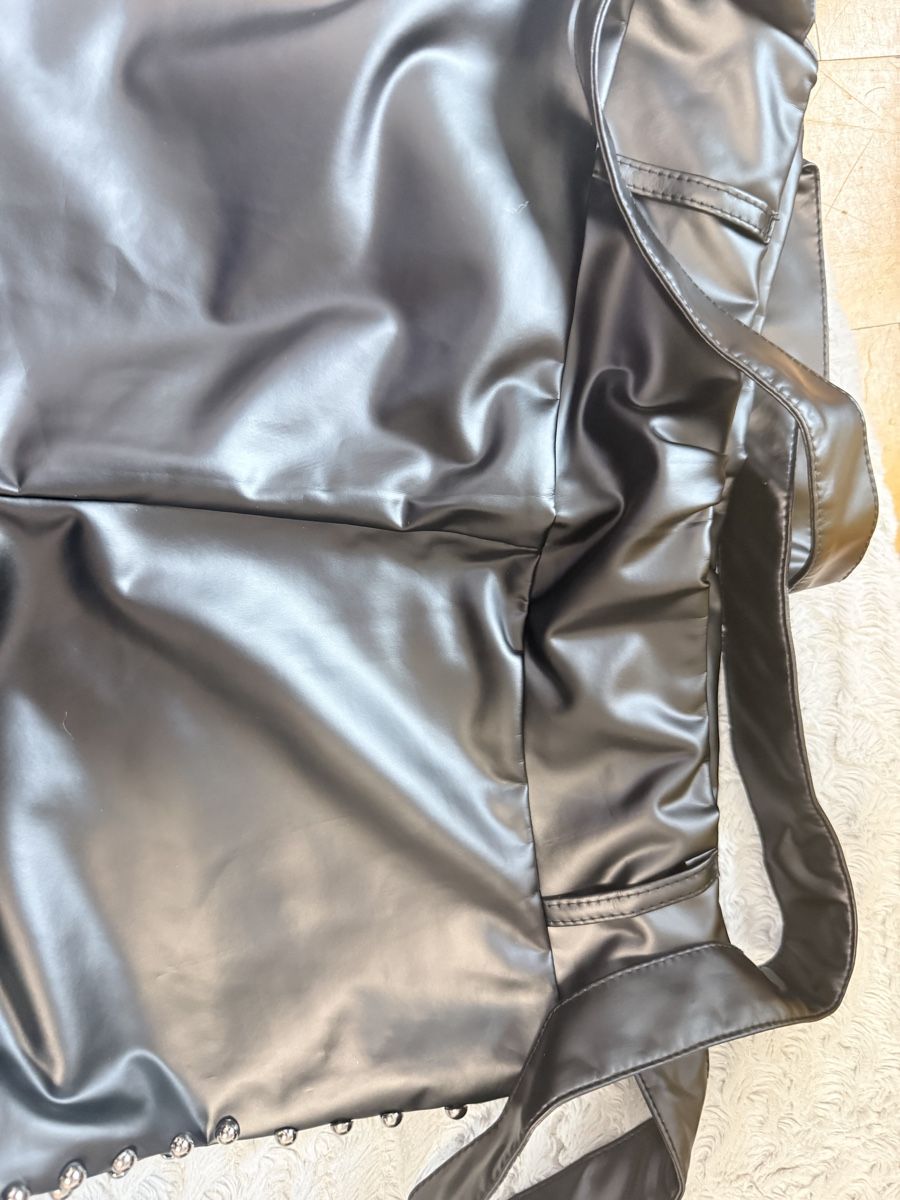 Pantaloni: Coole Kunstlederhose mit Nieten, Grösse M – Nuovo (secondo la descrizione) da Zürich venduto da Krikri21 2