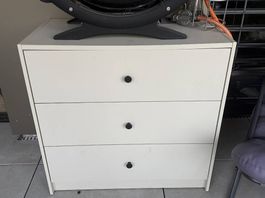 Weisse Kommode mit 3 Schubladen