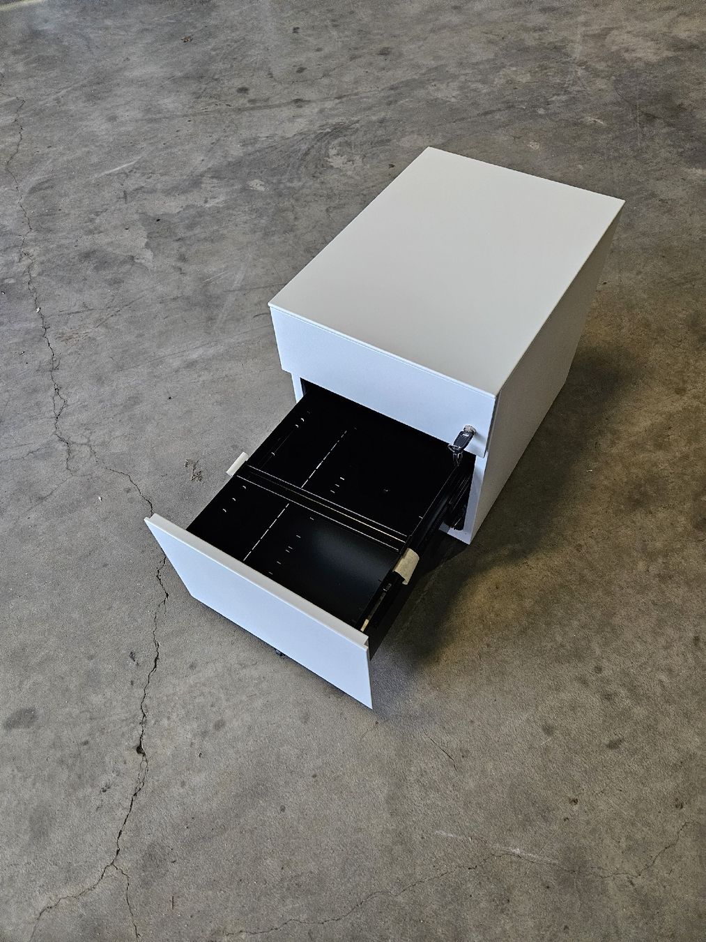 Banconi: Bisley weisser Rollcontainer mit abschliessbaren Schubladen – Nuovo (secondo la descrizione) da Brittnau venduto da Lexmark77 1