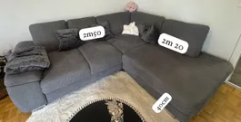 Modernes, gepflegtes graues Sofa