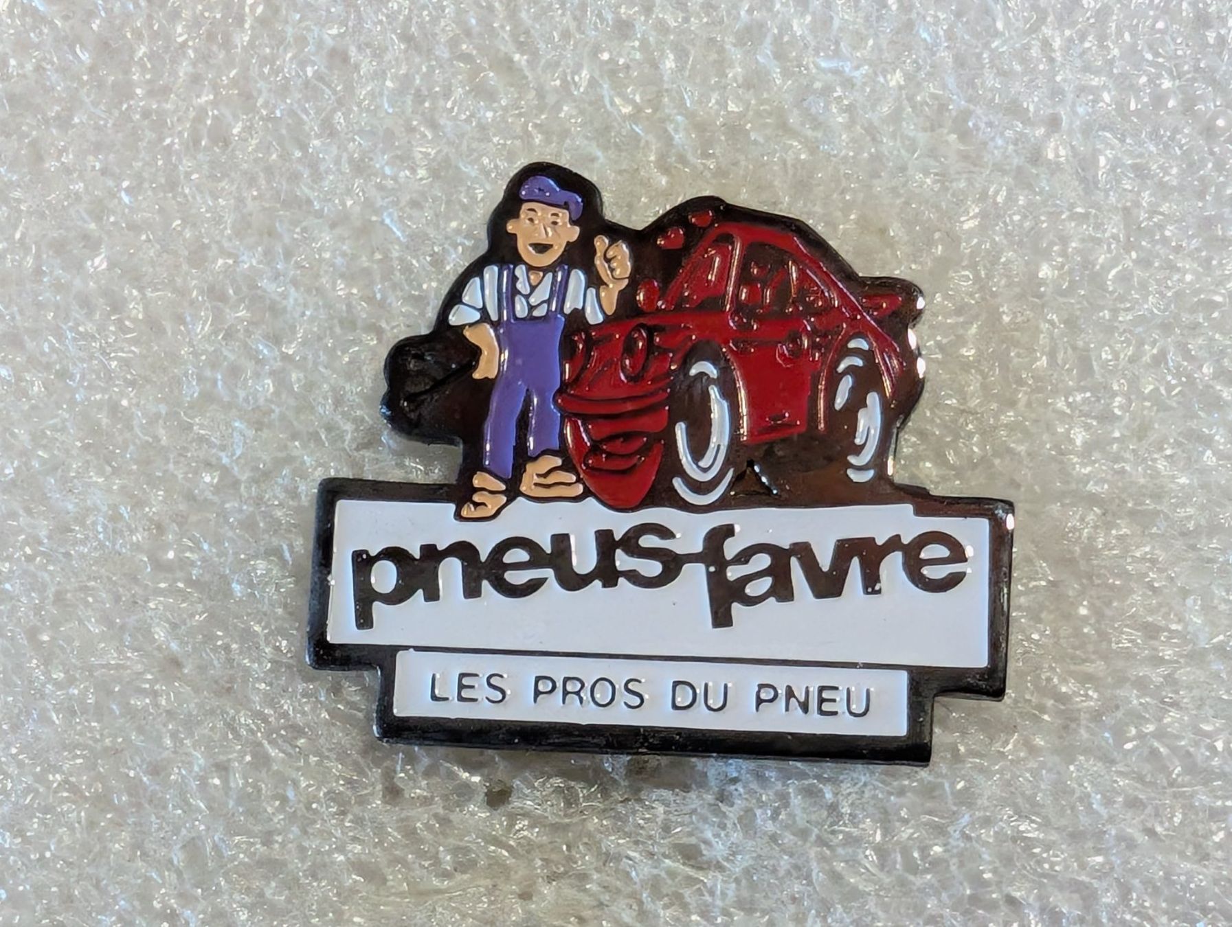 Plaketten & Abzeichen: Ansteckpin 111: Pneus Favre – Gebraucht aus Oppligen von Pin-Fall-Shop
