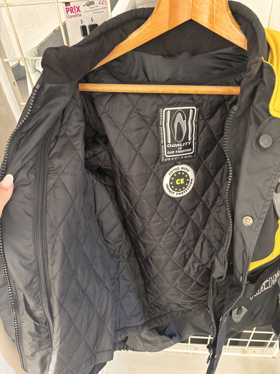 Lotti di vestiti: Motorradjacke mit Hose – Usato da Wettingen venduto da jen_6m7h 4