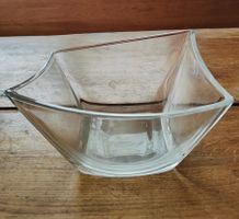 Quadratische Servierschale aus Glas leicht geschwungen