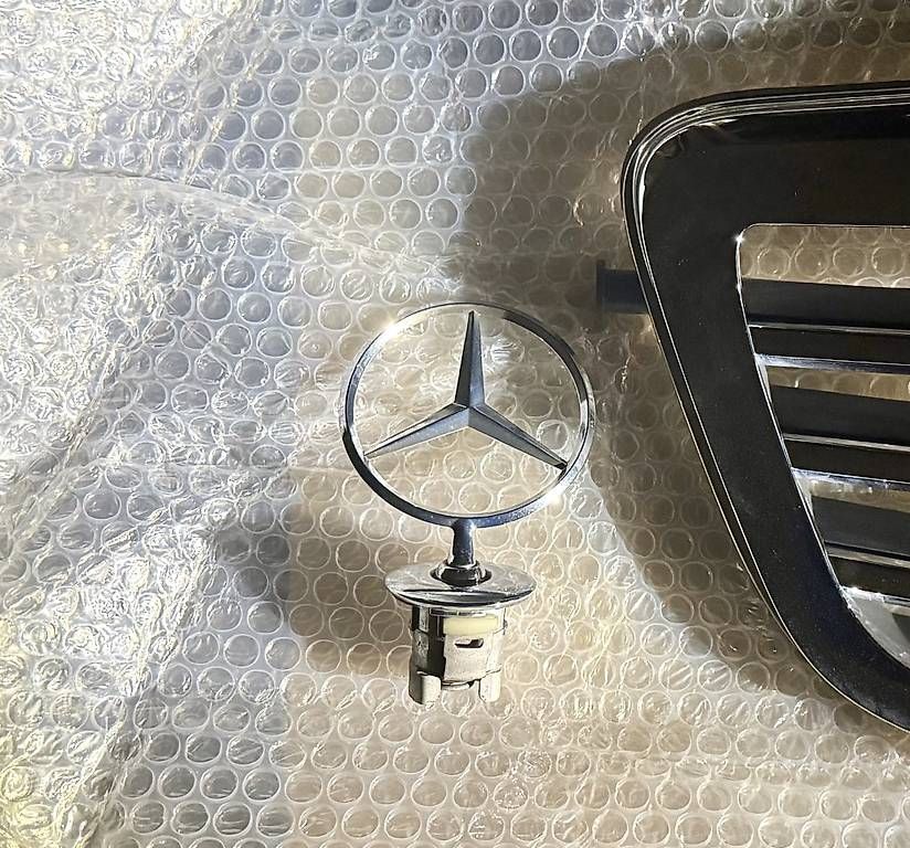 Mercedes-Benz Tutti pezzi di ricambio auto: Calandre + étoile Mercedes W204 – Usato da Meyrin venduto da oabr 3