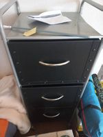 Schwarzer Rollcontainer mit 3 Schubladen