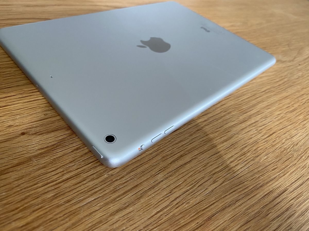 Apple Tablettes PC: iPad Air mit Tastatur Logitech – D'occasion à Fällanden par Spany 4
