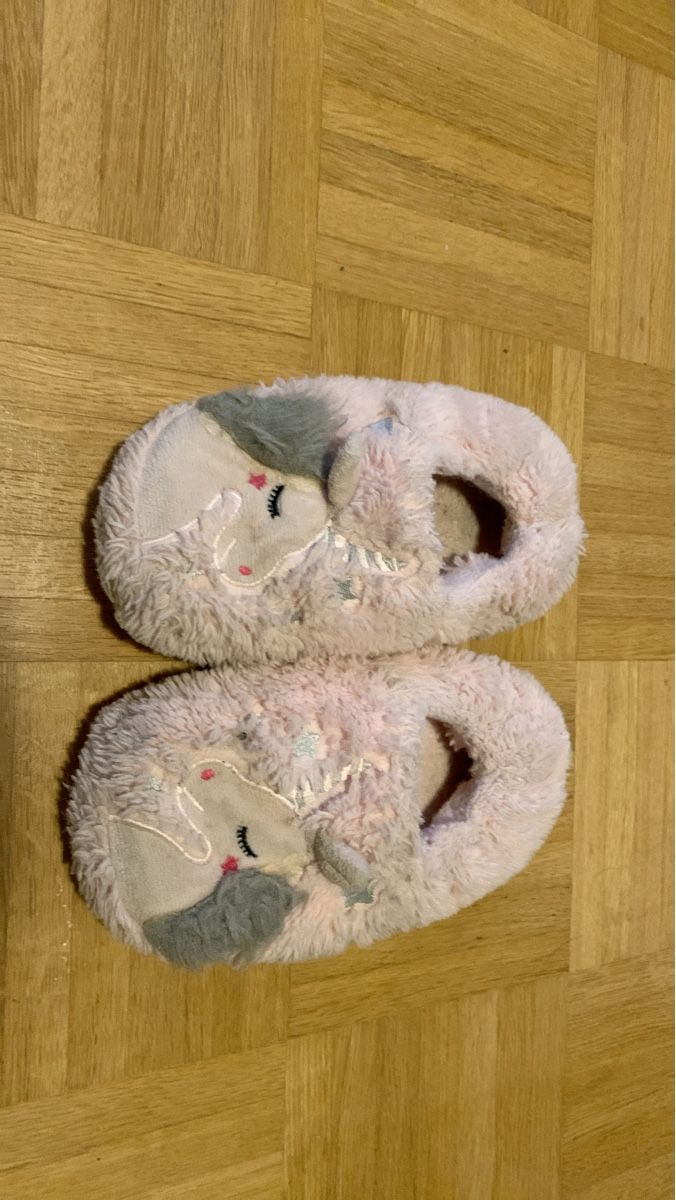 Scarpe per ragazze: Plüsch Hausschuhe Einhorn Design rosa – Usato da Adligenswil venduto da mirkolini