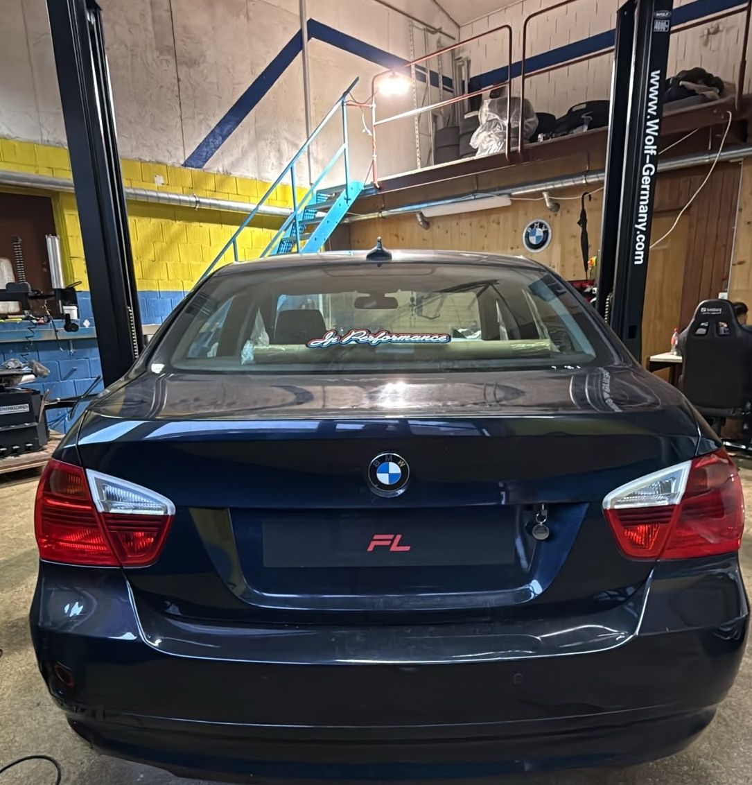 BMW Autos: BMW 330xi  E90 Limousine Teilspender  – Defekt aus Münchenbuchsee von Qrtuning