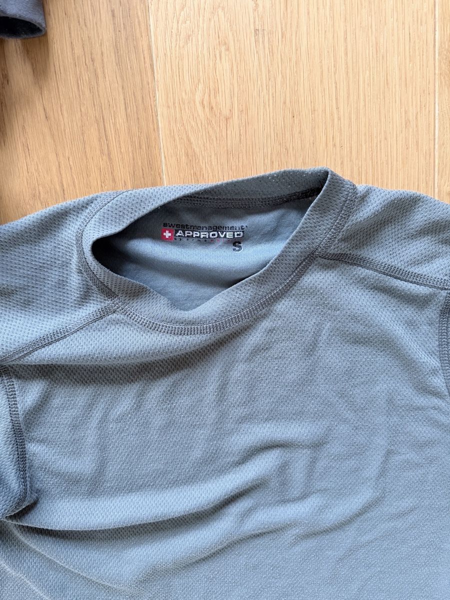 T-shirt: T-shirt Gnagi Swiss – Usato da Romont BE venduto da superyo 1