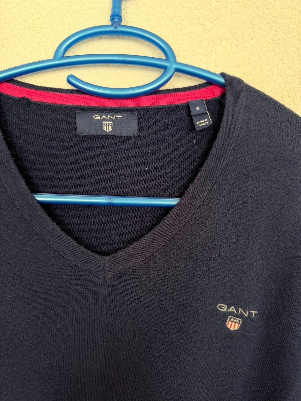 Pullover & Sweatshirts: Pull GANT col V bleu marine - Taille S – Gebraucht aus Fully von Avranville 1