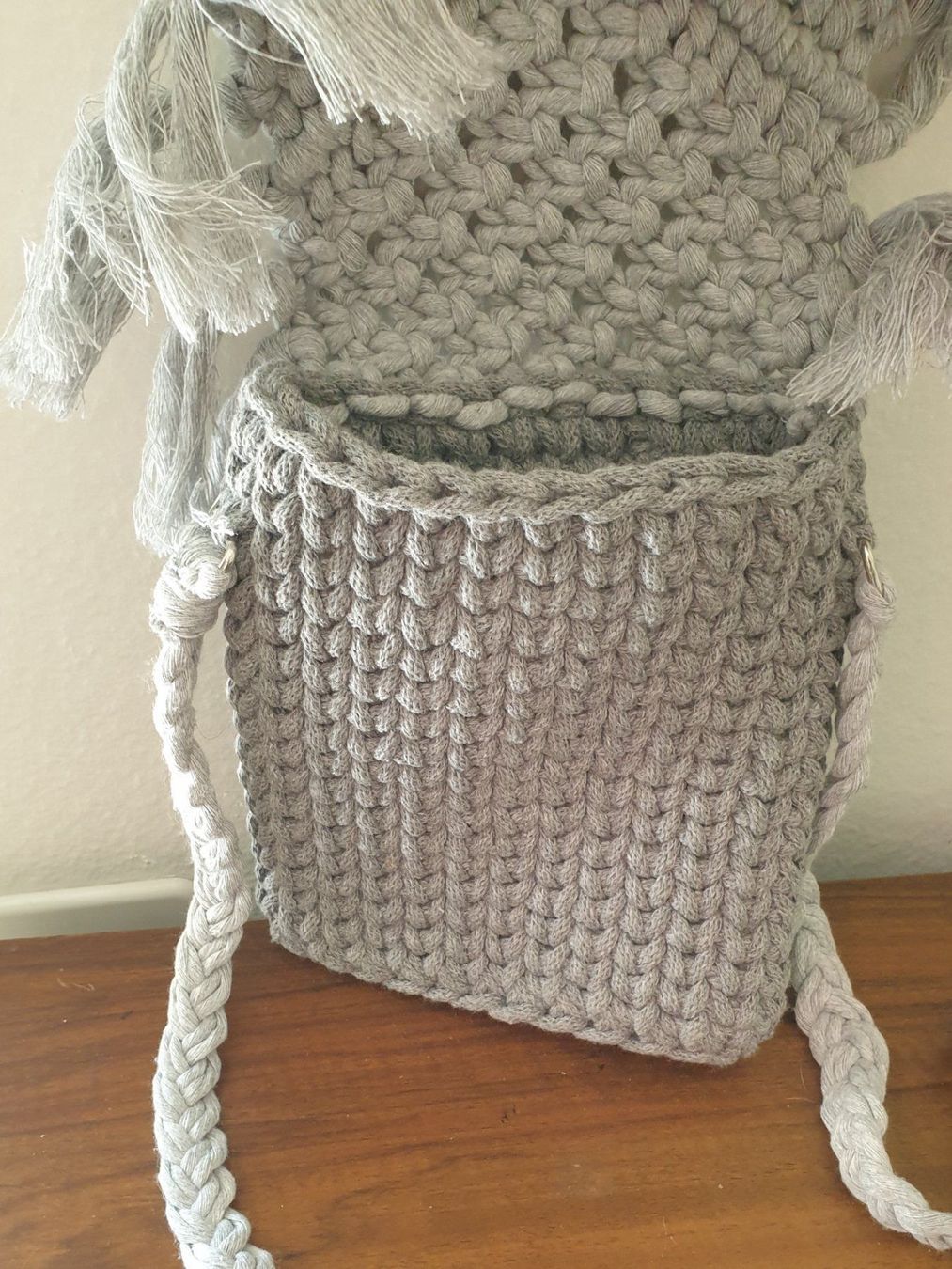 Borse da donna: Gehäkelte Makramee-Handtasche im Boho-Stil grau – Nuovo (secondo la descrizione) da Gelterkinden venduto da Macrameed 2