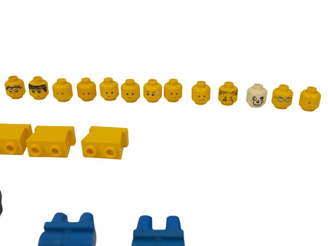 Lego Giocattoli: LEGO Beine, Köpfe und 2 Oberkörper – Usato da Hünenberg venduto da Restwert_Zug 3