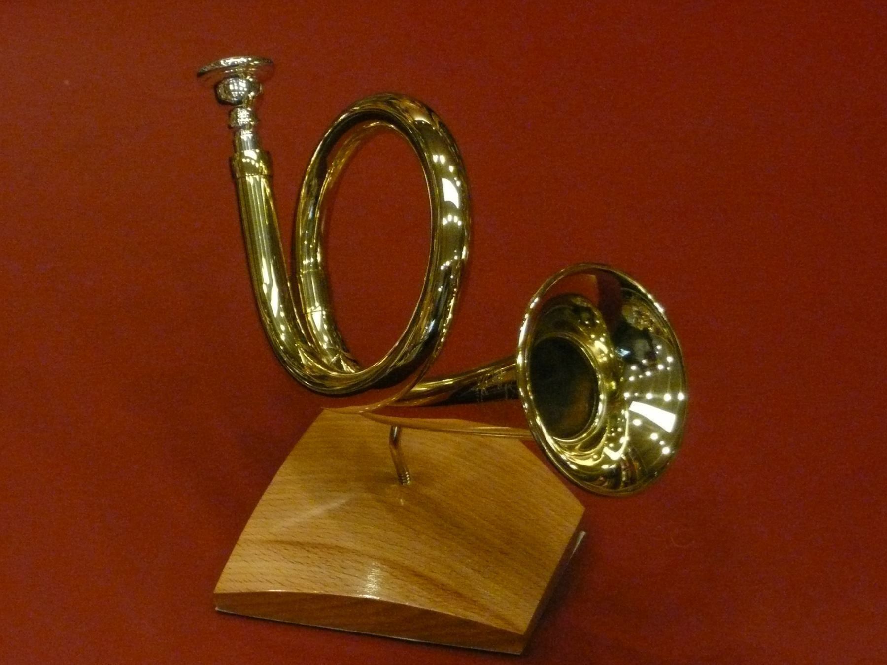 Tutte le decorazioni: Horn Miniatur auf Holz-Sockel – Nuovo e nell'imballaggio originale da Davos-Platz venduto da musikhauskollegger 1