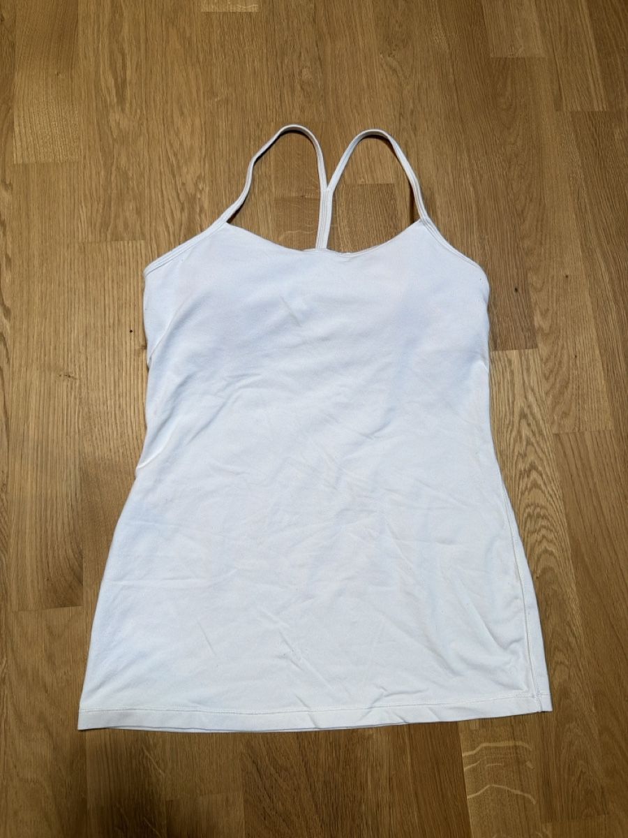 Lululemon Top: Lululemon Flow Y Tank Top Light Support, B/C Cup – Usato da Bülach venduto da schaerlii