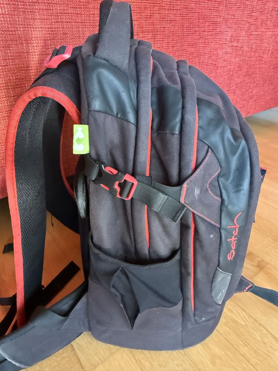 Satch Rucksäcke: Schulrucksack Satch schwarz-rot – Gebraucht aus Birsfelden von vulgopen 2