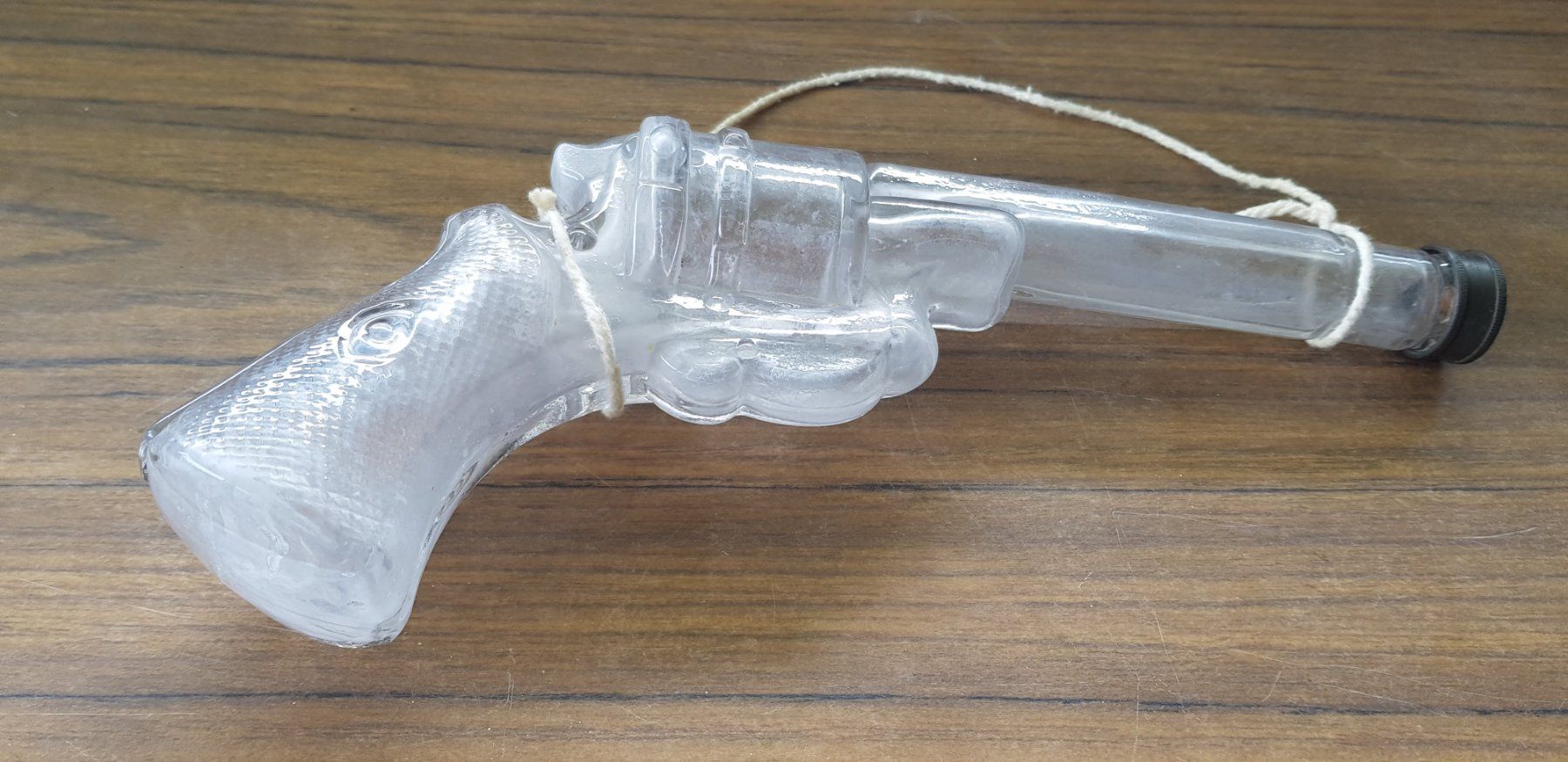 Sonstiges: Whiskeyflasche Revolver antik – Gebraucht aus Mörschwil von antiksalon 9