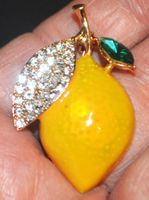 Brosche L-6697 – Zitrone – Emaille & Strass – 2,5 x 4 cm