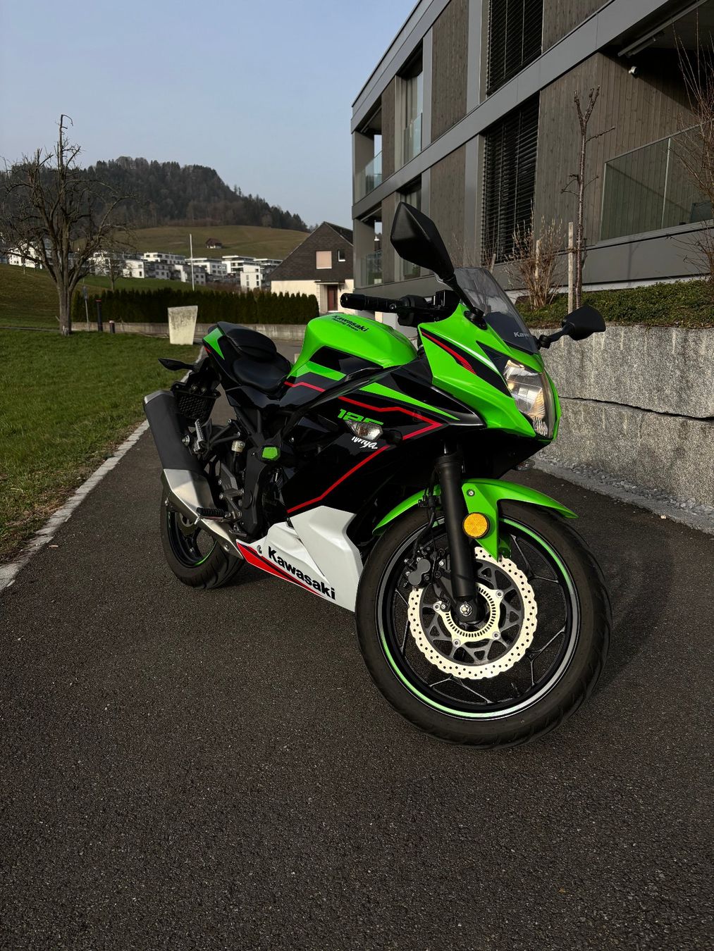 Kawasaki Strada: Kawasaki Ninja 125 – Usato da Schindellegi venduto da cocooning1