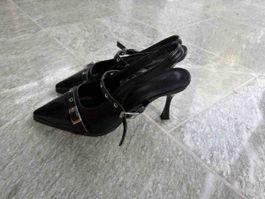 Damen Pumps schwarz mit Riemen gebrauchter Zustand